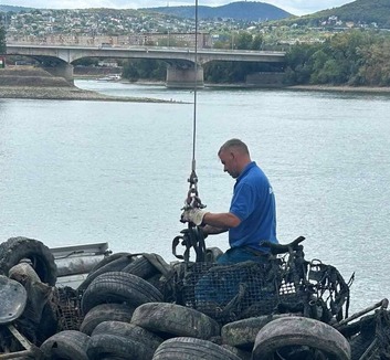 Több mint 130 autógumit és 500 kilogramm vashulladékot távolítottak el a vízügyesek a Dunából Budapestnél - illusztráció
