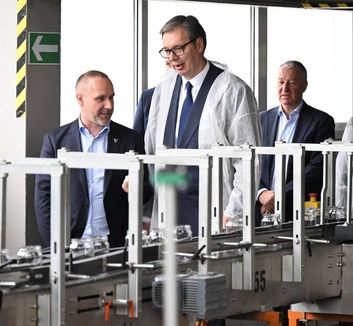 Új üzemet nyitottak a paraćini üveggyárban – állami támogatást ígért Vučić - illusztráció