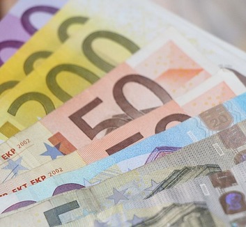 Május 5-től könnyebb lesz eurót utalni belföldön - illusztráció