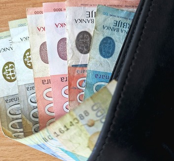 Ki kap egyszeri támogatást és mennyit: A nyugdíjasok akár 35 ezer, egyes polgárok 6 ezer dinárt - illusztráció