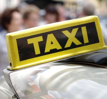 Az új törvény változásokat hozhat a taxiközlekedésben - illusztráció