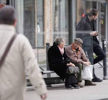 Ma kezdődik a 20–35 ezer dináros egyszeri támogatás kifizetése a nyugdíjasoknak - illusztráció