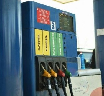 Egekben a szerbiai üzemanyagárak, mégsem csökken a fogyasztás - illusztráció