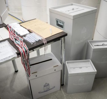 Szombattól lehet felvenni a szavazási levélcsomagokat öt kijelölt külképviseleten - illusztráció