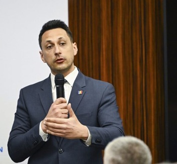 A Romániába érkezett magyar állami támogatások kivizsgálását kéri Magyar Pétertől a román kormányfő tiszteletbeli tanácsadója - illusztráció