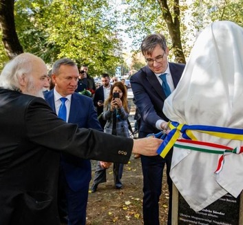 Október 23.: Felavatták Nagy Imre mártír miniszterelnök szobrát Ungváron - illusztráció