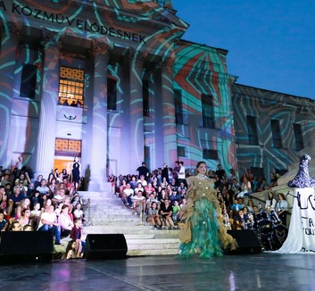 Újra divattervező pályázatot hirdet a Móra-múzeum - illusztráció