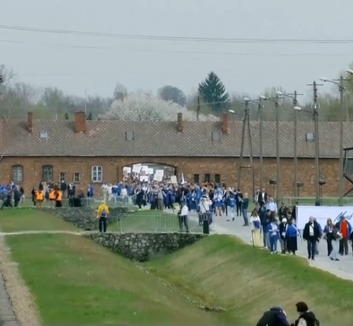 Több ezren vettek részt az idei élet menetén Auschwitzban - illusztráció