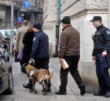Bombafenyegetés miatt nem kezdődött meg a tanítás több zágrábi középiskolában - illusztráció