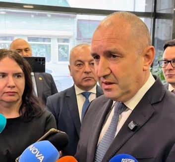 Hatalmas fölénnyel győzött a bolgár választáson Rumen Radev, öt év káosznak vet véget az euroszkeptikus volt elnök sikere - illusztráció