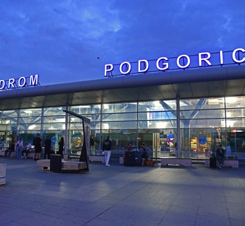 Bombariadó van több montenegrói általános iskolában és a podgoricai repülőtéren - illusztráció