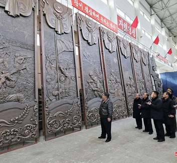 Kim Dzsongün felavatta az Ukrajnában elesett észak-koreai katonák emlékművét - illusztráció