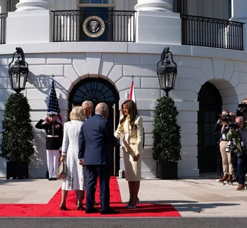 Az amerikai elnök hivatalosan fogadta a brit uralkodót Washingtonban - illusztráció