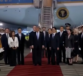 Donald Trump megérkezett Kínába - illusztráció