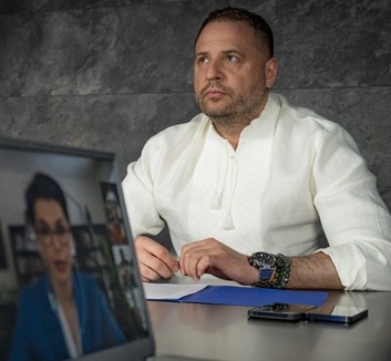 Előzetes letartóztatásba helyezték Ukrajnában az elnöki hivatal volt vezetőjét - illusztráció