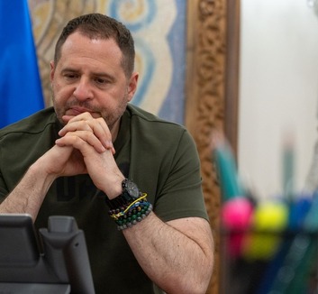 Letették az óvadékot Andrij Jermakért, az ukrán elnöki iroda volt vezetőjéért - illusztráció