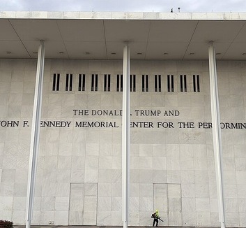 Donald Trump nevének eltávolítását írta elő egy bíró a Kennedy Központ washingtoni épületéről - illusztráció