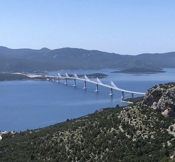 Repedések miatt javítják a négy éve átadott horvátországi Pelješac hidat - illusztráció