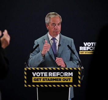 Farage győzelmet hirdetett a szavazatszámlálás vége előtt - illusztráció