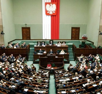 A lengyelek többsége támogatná a magyarországihoz hasonló mandátumkorlát bevezetését - illusztráció
