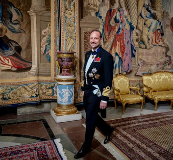 Letette esküjét a norvég parlament előtt VIII. Haakon király - illusztráció