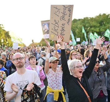 „A fasizmus nem alternatíva”: Több ezren tüntettek Berlinben az AfD-győzelem miatt - illusztráció