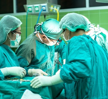 Belehalt sérüléseibe a szlovákiai iskolai késelés egy újabb áldozata, egy 12 éves diáklány - illusztráció