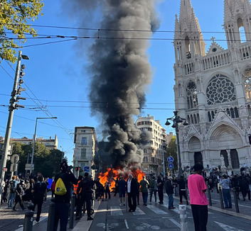 Zavargások törtek ki a francia nagyvárosokban a sárgamellényesek és a középiskolások közös demonstrációin - illusztráció