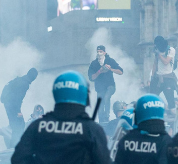 Milánóban csatatérré változott a dóm előtti tér tüntetők és rendőrök összecsapásai miatt - illusztráció