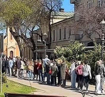 Zomborban sorban álltak a színházjegyekért: Elsöprő siker a Semper idem - illusztráció