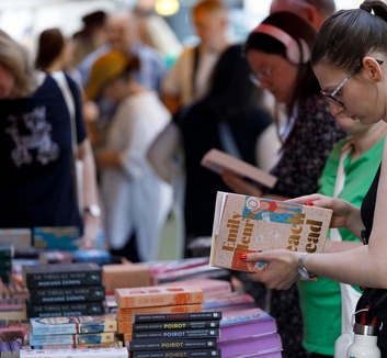 Könyvekkel telt meg Budapest belvárosa - illusztráció