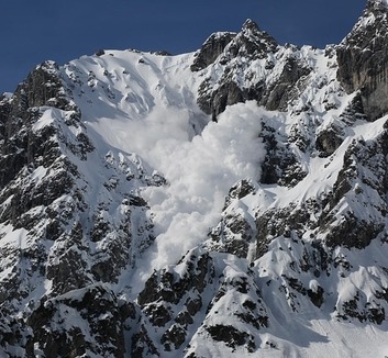 Két síelő meghalt egy lavina miatt Dél-Tirolban - illusztráció