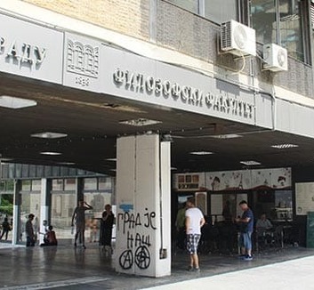 Fiatal nő holttestét találták meg a belgrádi Bölcsészettudományi Kar előtt - illusztráció