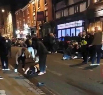 Gyalogosok közé hajtott egy autó Angliában, többen megsérültek - illusztráció