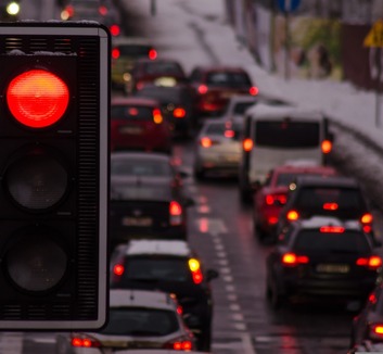 Részegen vezetett, lejárt műszakival: Többször figyelmen kívül hagyta a rendőrséget, kétszer áthajtott a piroson - illusztráció