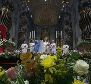 Húsvétvasárnapra több mint 70 ezer virág érkezett Hollandiából a Szent Péter térre - illusztráció