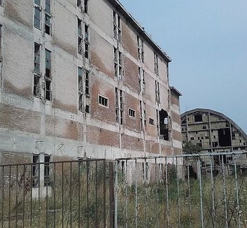 Súlyosan megsérült egy fiatal az újvidéki Azotara elhagyatott épületében - illusztráció