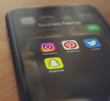 Közösségi média: Jöhet a gyerekzár? - illusztráció