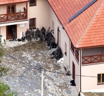 Két személyt életfogytiglanra, egyet 30 év börtönre ítéltek a banjskai támadás miatt - illusztráció