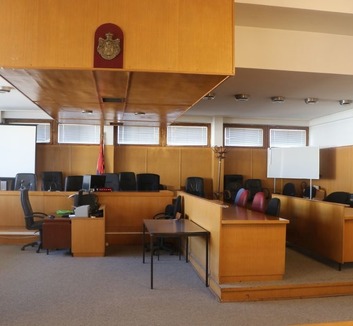 Elölről kezdődik a szülészeti erőszakkal vádolt mitrovicai nőgyógyász pere - illusztráció