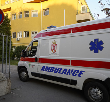 Az orvost megfenyegette, a rendőrt pedig megharapta egy idős nő - illusztráció