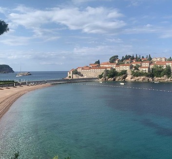 Öt év után újra megnyílik Sveti Stefan, de még a napozás sem lesz olcsó - illusztráció