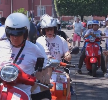 Több mint tízezer Vespa vonult fel Rómában a legendás robogó 80. évfordulója alkalmából - illusztráció