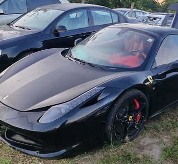 Ferrari Spidert „fogtak” a tompai határátkelő közelében - illusztráció