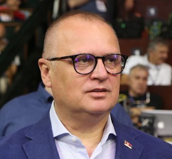 Meghosszabbították Vesić és a többi vádlott házi őrizetét - illusztráció