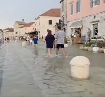 Tíz nap alatt harmadszor öntötte el meteocunami Stari Grad rakpartját Horvátországban - illusztráció