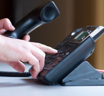 Az egyre gyakoribbak a telefonos csalásokra figyelmeztet a belügyminisztérium - illusztráció