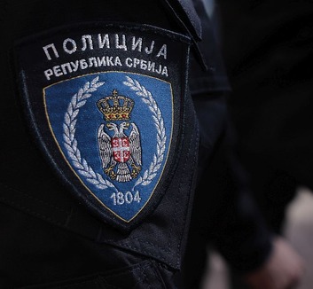 Több mint ötmillió dináros visszaélés gyanúja miatt vettek őrizetbe egy férfit Újvidéken - illusztráció