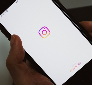 Napi két óra, éjszaka pedig leállás – szigorít a Meta - illusztráció