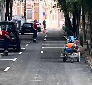 A parkolók miatt járhatatlanul keskennyé vált az út egy belvárosi utcában Újvidéken - illusztráció